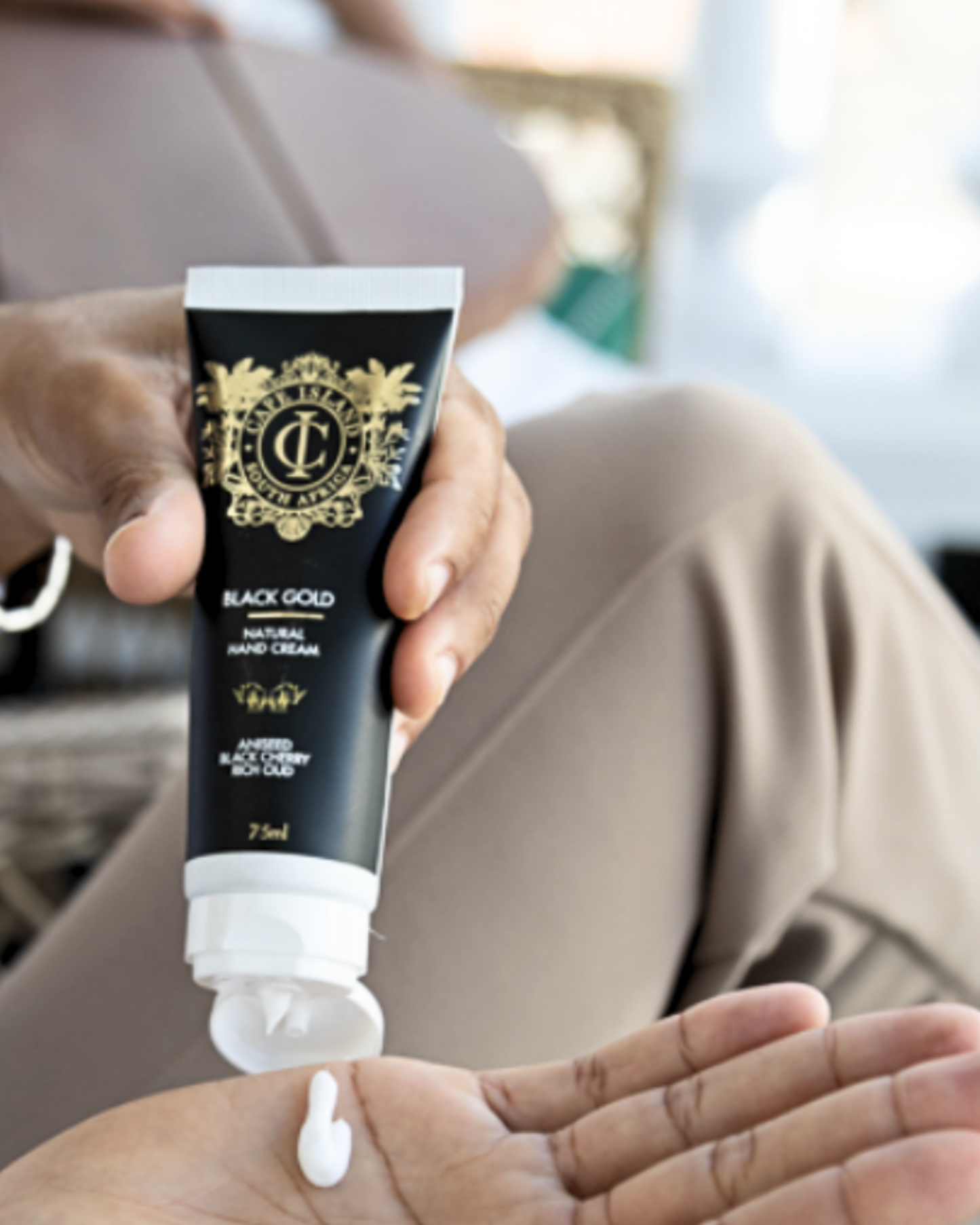Signature Cracker Gift with Luxury Hand Cream | Black Gold